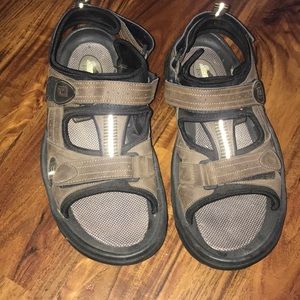 Men’s brown golf sandals